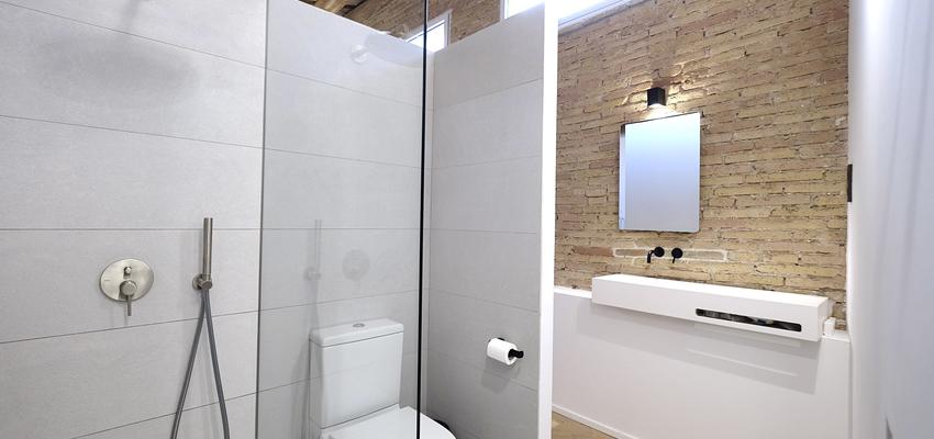 Baño Estilo mediterraneo Color marron, blanco, gris  diseñado por Estudi de Arquitectura & Eficiencia Energètica GPA S.L | Reformista, constructor 