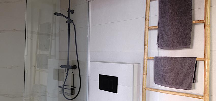 Baño Estilo mediterraneo Color blanco, gris  diseñado por Estudi de Arquitectura & Eficiencia Energètica GPA S.L | Reformista, constructor 