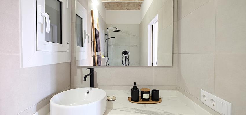 Baño Estilo mediterraneo Color blanco, gris  diseñado por Estudi de Arquitectura & Eficiencia Energètica GPA S.L | Reformista, constructor 