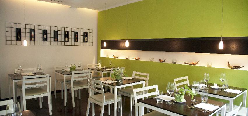 Restaurante Estilo moderno Color verde, marron, blanco  diseñado por  Schmidl & Lupiáñez | Arquitecto | Copyright es-architecture