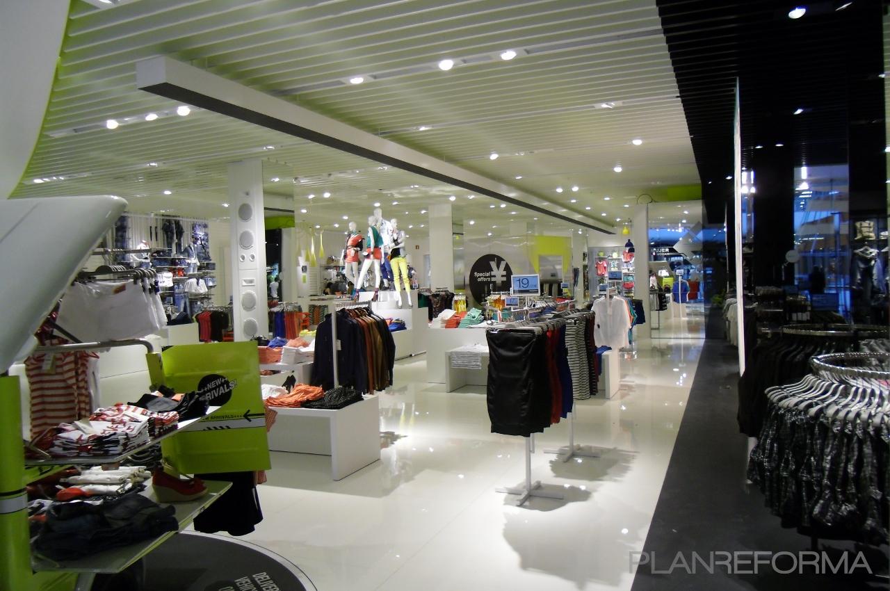 Tienda Estilo moderno Color verde, blanco, negro  diseñado por  Schmidl & Lupiáñez | Arquitecto | Copyright Bershka