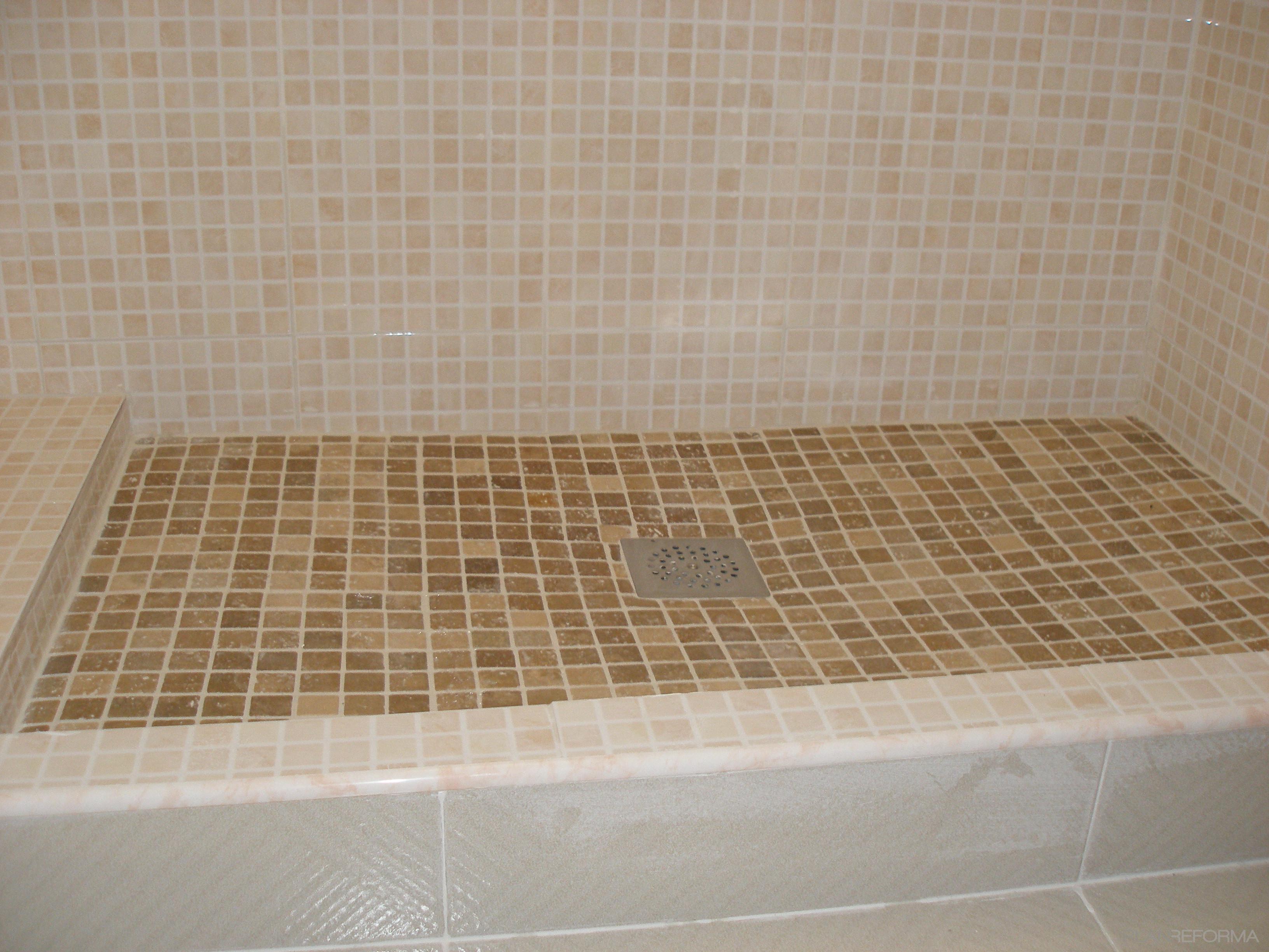 Baño style clasico color beige, marron, blanco  diseñado por Ciprian Surtea | Gremio 