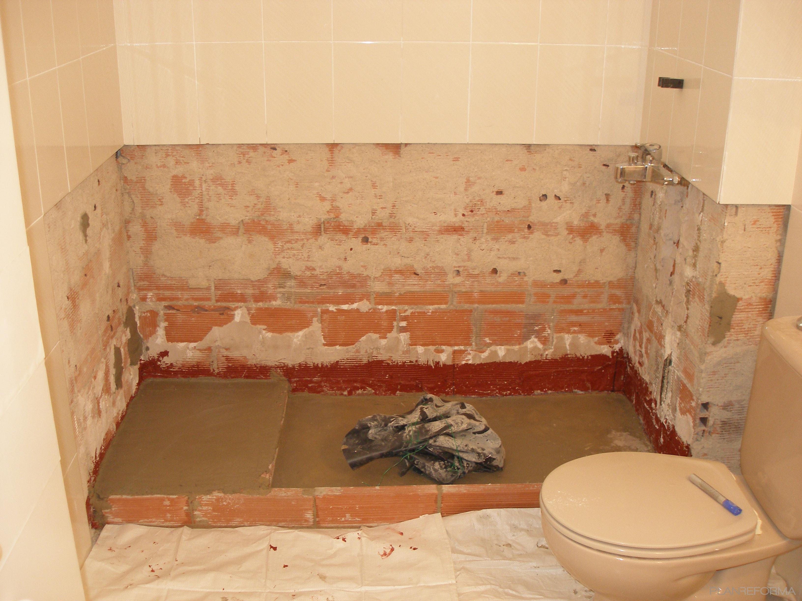 Baño style clasico color beige, marron, blanco  diseñado por Ciprian Surtea | Gremio 
