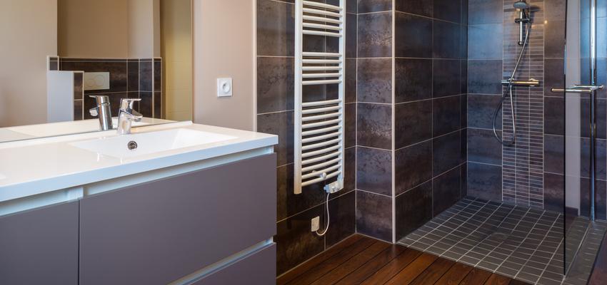 Baño Estilo moderno Color blanco, gris, bronce  diseñado por Arte en Baño | Gremio | Copyright Arte en Baño y Cocina