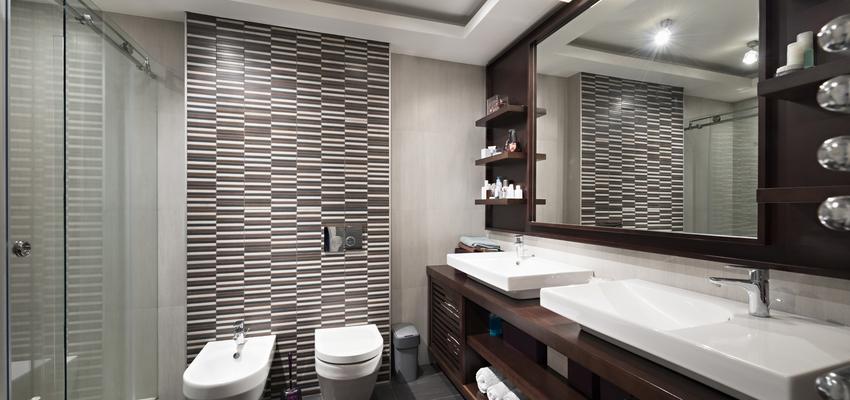 Baño Estilo moderno Color marron, blanco, negro  diseñado por Arte en Baño | Gremio | Copyright Arte en Baño y Cocina