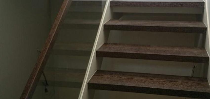 Escalera Estilo moderno Color marron, blanco, plateado  diseñado por MKServeis | Gremio 