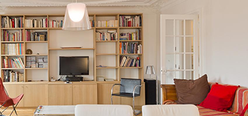 Comedor, Sala de la TV, Salon Estilo contemporaneo Color rojo, blanco, bronce  diseñado por Emma Roselló | Interiorista | Copyright Espacios con Diseño