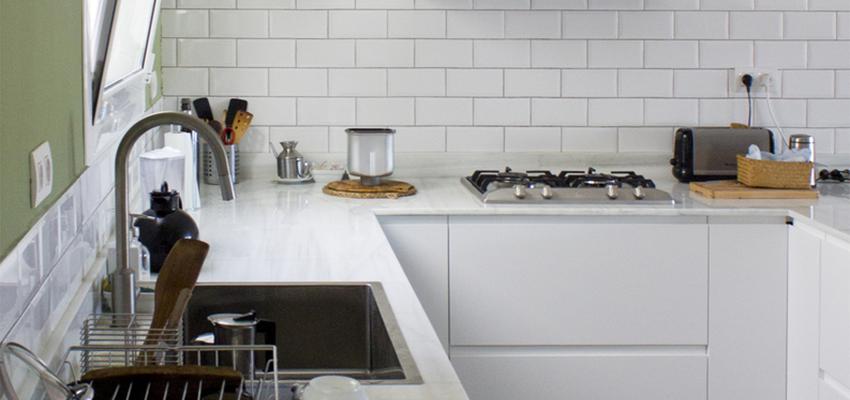 Cocina Estilo contemporaneo Color verde, blanco, gris  diseñado por sara mundó | Arquitecto Técnico 