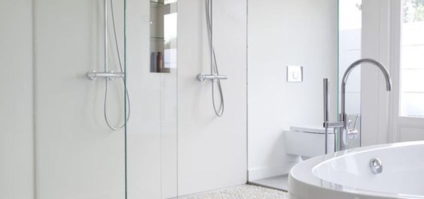 Baño Estilo clasico Color amarillo, azul, blanco  diseñado por CONSTRUYE | Gremio 