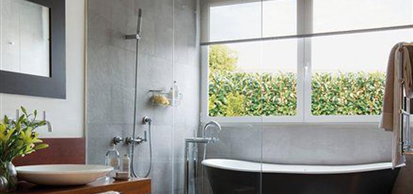 Baño Estilo clasico Color azul cielo, azul, blanco  diseñado por CONSTRUYE | Gremio 