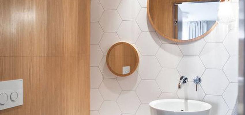Baño Estilo clasico Color amarillo, azul, gris  diseñado por CONSTRUYE | Gremio 