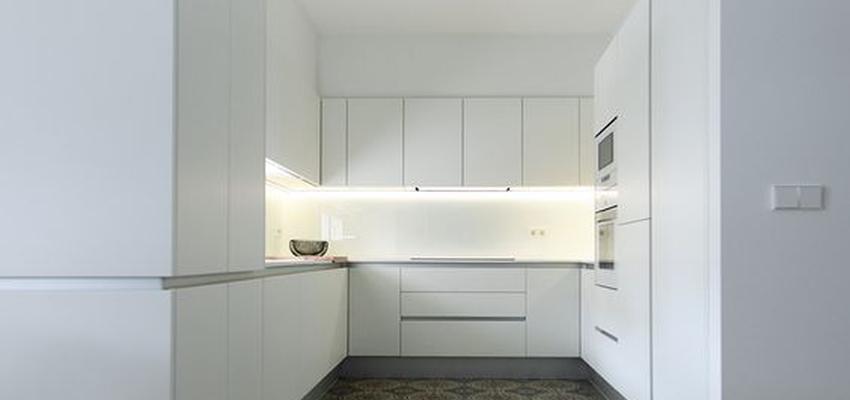 Cocina Estilo clasico Color amarillo, azul cielo, gris  diseñado por CONSTRUYE | Gremio 