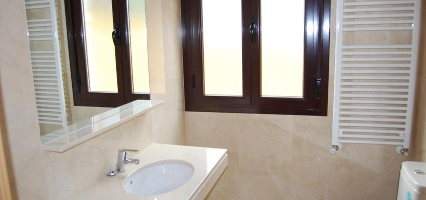 Baño Estilo tradicional Color beige, marron, blanco  diseñado por J2 | Arquitecto 