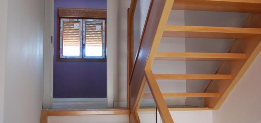 Escalera Estilo contemporaneo Color azul, marron, blanco  diseñado por J2 | Arquitecto 