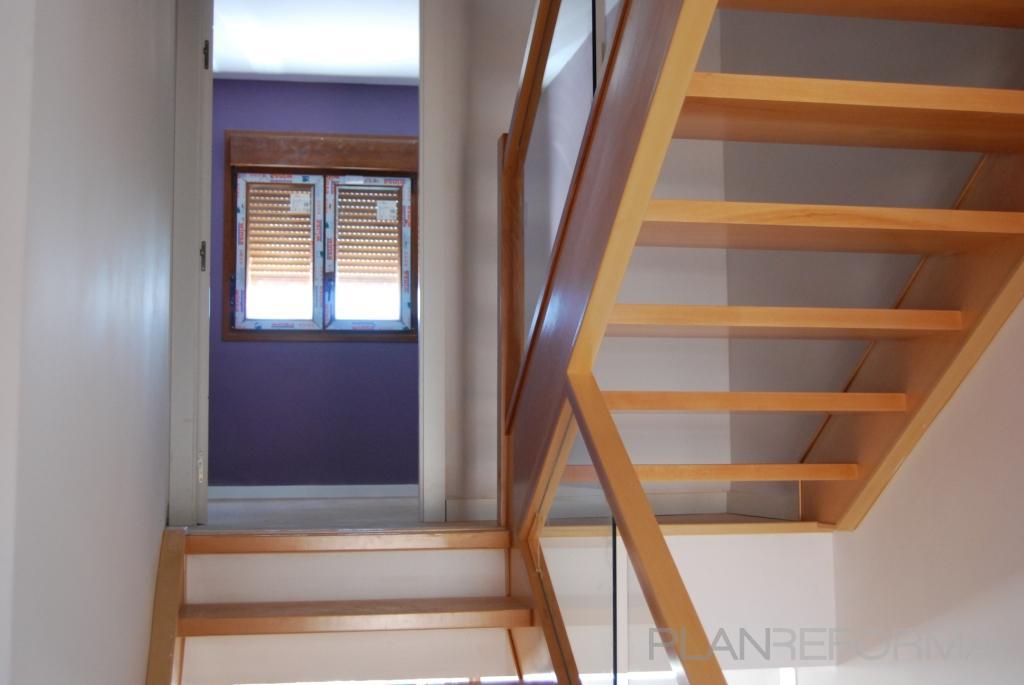 Escalera Estilo contemporaneo Color azul, marron, blanco  diseñado por J2 | Arquitecto 