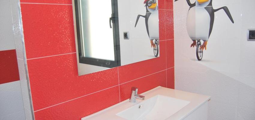 Baño Estilo contemporaneo Color rojo, blanco, negro  diseñado por J2 | Arquitecto 