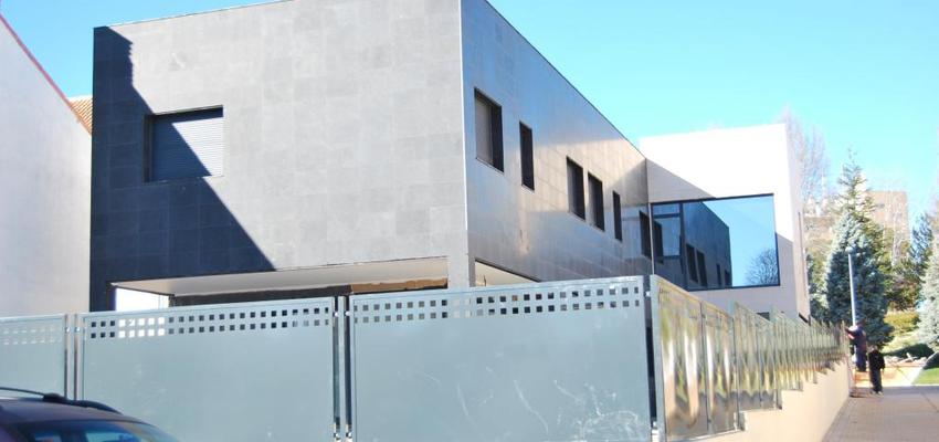 Exterior Estilo moderno Color blanco, gris, negro  diseñado por J2 | Arquitecto 