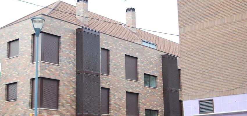 Exterior Estilo tradicional Color marron, marron, gris  diseñado por J2 | Arquitecto 