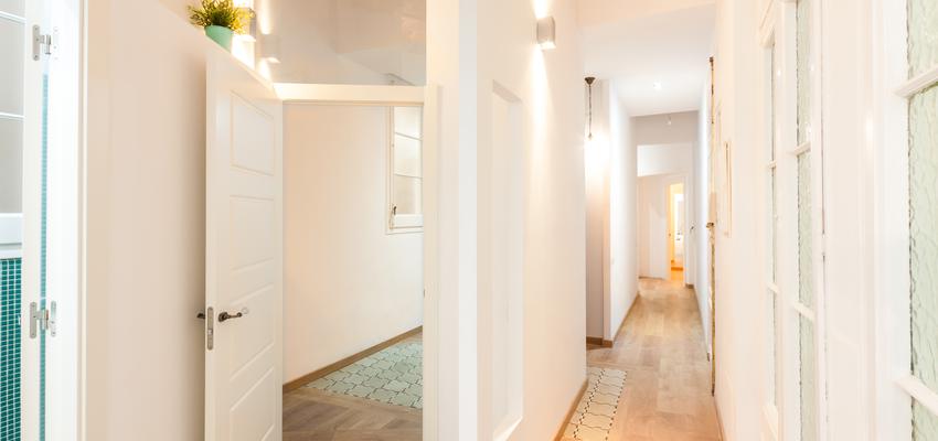 Estudio, Pasillo Estilo vintage Color marron, blanco, gris  diseñado por LAURA COMA FUSTÉ | Arquitecto | Copyright Soy propietaria