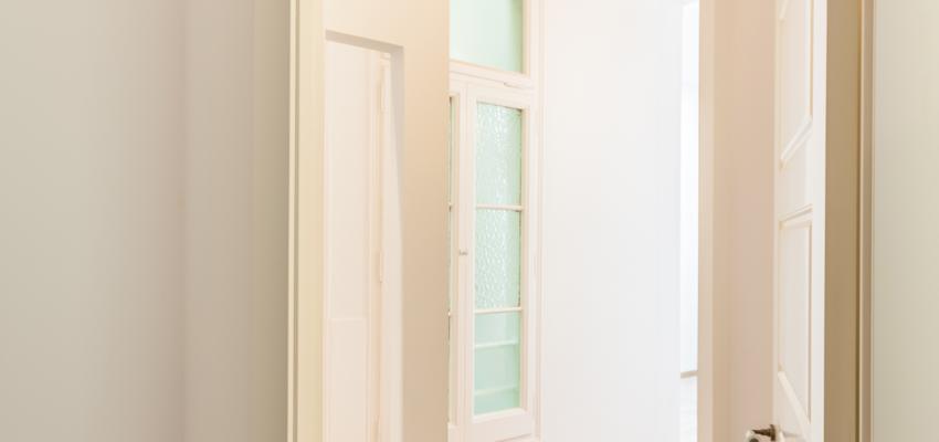 Dormitorio, Pasillo style moderno color marron, blanco, gris  diseñado por LAURA COMA FUSTÉ | Arquitecto | Copyright Soy propietaria