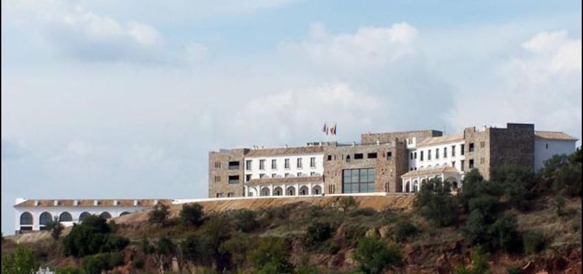 Exterior style contemporaneo color beige, blanco  diseñado por Francisco Emilio Gálvez Rodríguez | Arquitecto Técnico 