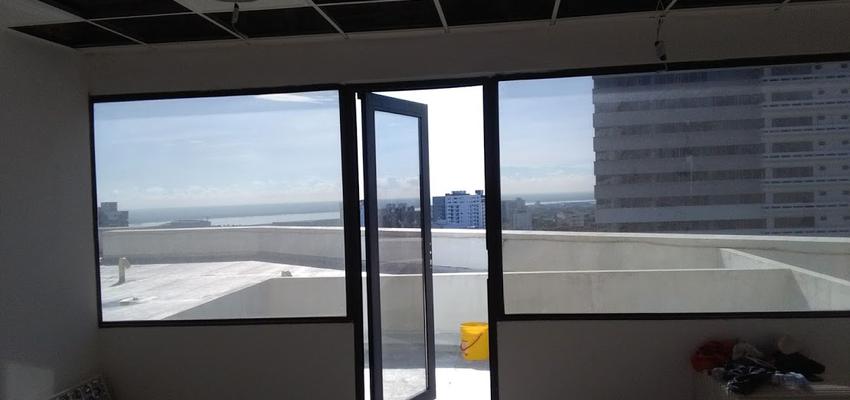 Oficina Estilo contemporaneo Color blanco, gris, gris  diseñado por Arquitectura Cimientos & Creatividad S.A.S | Gremio | Copyright Arquitectura Cimientos & Creatividad