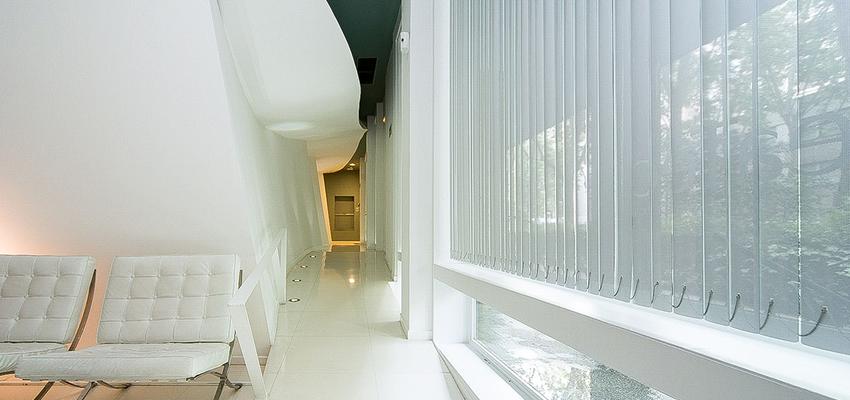 Vestibulo style contemporaneo color amarillo, blanco  diseñado por Carmen Agulló. Fotógrafía. | Marca colaboradora 