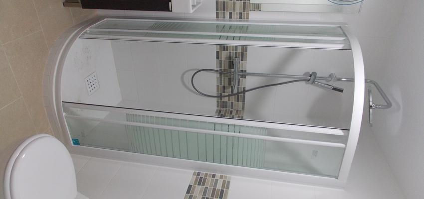 Baño style contemporaneo color amarillo, azul oscuro, dorado  diseñado por PCM GESTION DE PROYECTOS Y CONSTRUCCIONES | Ingeniero 