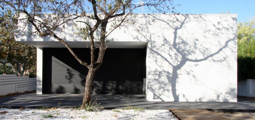 Porche, Exterior, Jardin style moderno color marron, blanco, gris  diseñado por Marçal Bonadona | Arquitecto | Copyright Marçal Bonadona