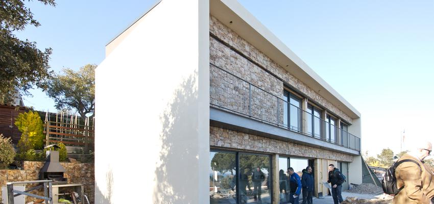 Exterior, Jardin style moderno color beige, blanco, gris  diseñado por Marçal Bonadona | Arquitecto | Copyright Marçal Bonadona