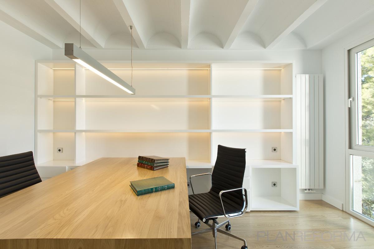 Estudio style moderno color marron, blanco, negro  diseñado por Marçal Bonadona | Arquitecto | Copyright Marçal Bonadona