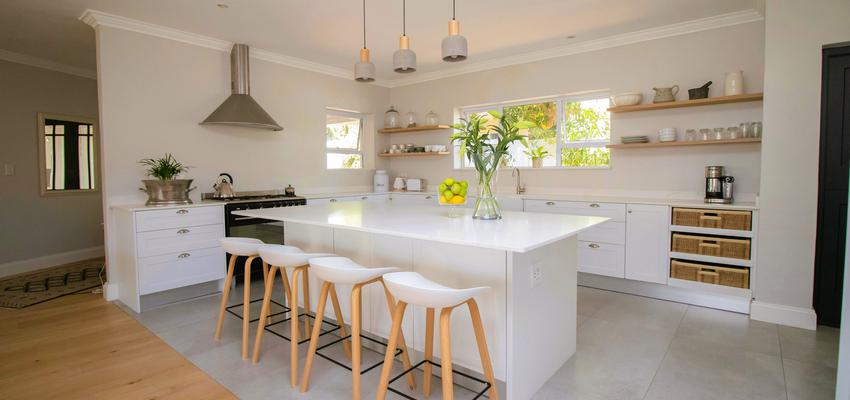 Cocina Estilo vanguardista Color amarillo claro, beige, dorado  diseñado por Kodu Reformas | Reformista, constructor | Copyright https://unsplash.com/es/images/stock/non-copyrighted