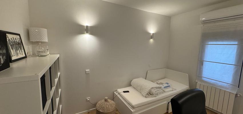 Dormitorio Estilo contemporaneo Color gris oscuro, negro, bronce  diseñado por Kodu Reformas | Reformista, constructor 