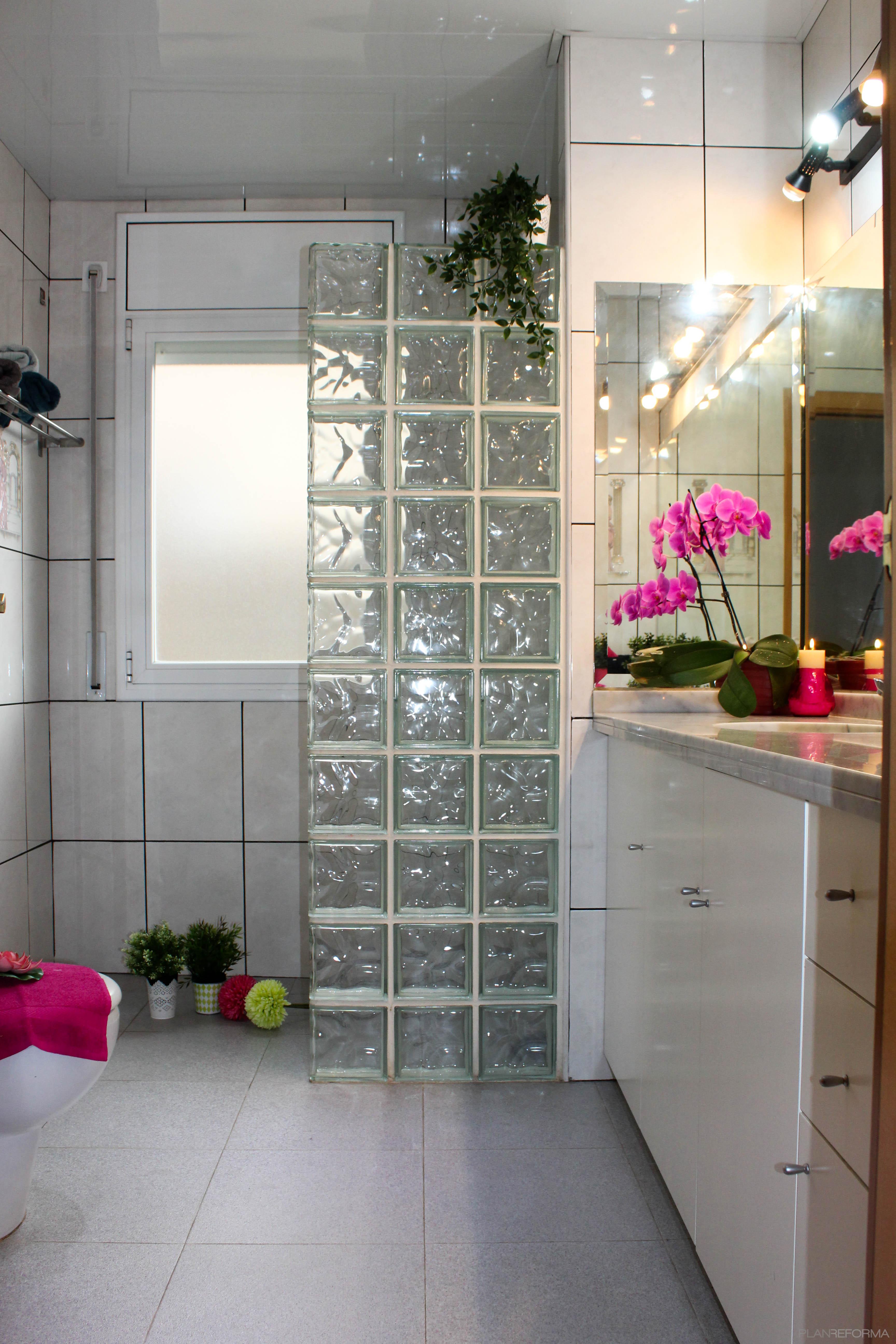 Baño Estilo moderno Color rosa, blanco, plateado  diseñado por MYC Reformas | Gremio | Copyright MYC reformas