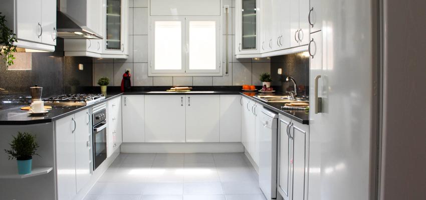 Cocina Estilo moderno Color blanco, gris, plateado  diseñado por MYC Reformas | Gremio | Copyright mycvirtual