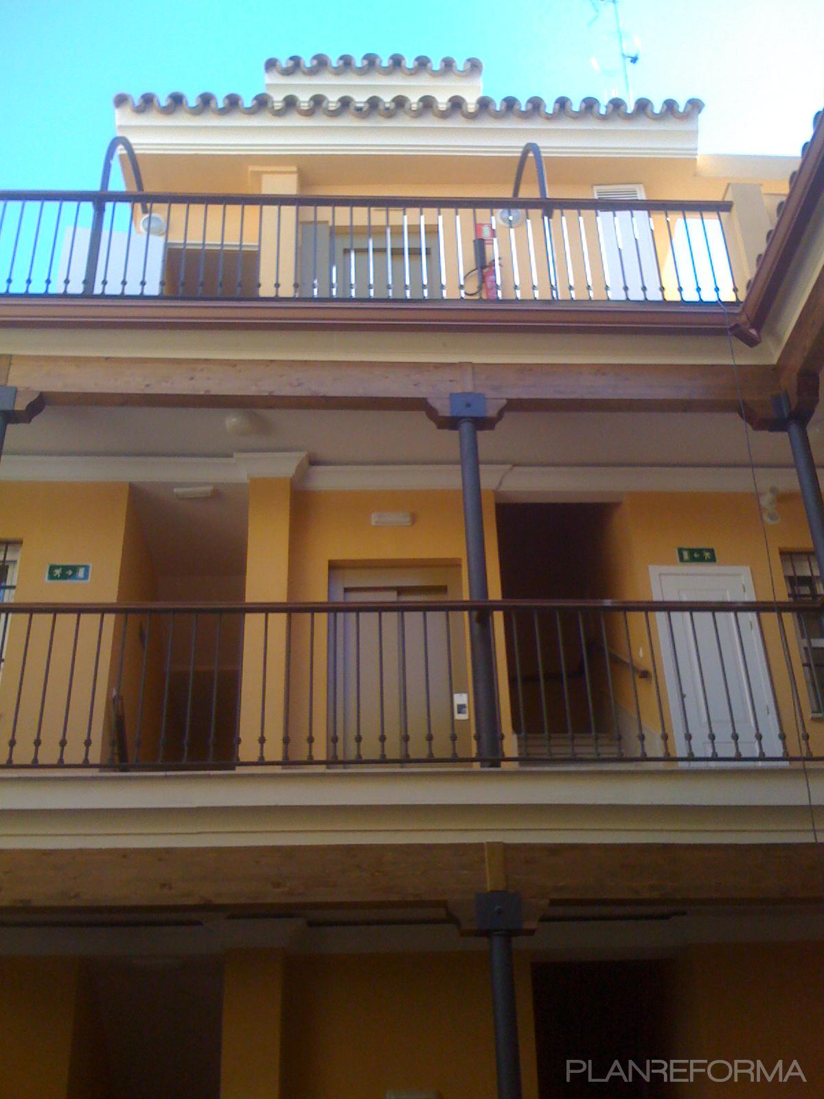 Balcon, Exterior style tradicional color ocre, marron, bronce  diseñado por Alberto Romero-Brouard Martínez | Arquitecto 