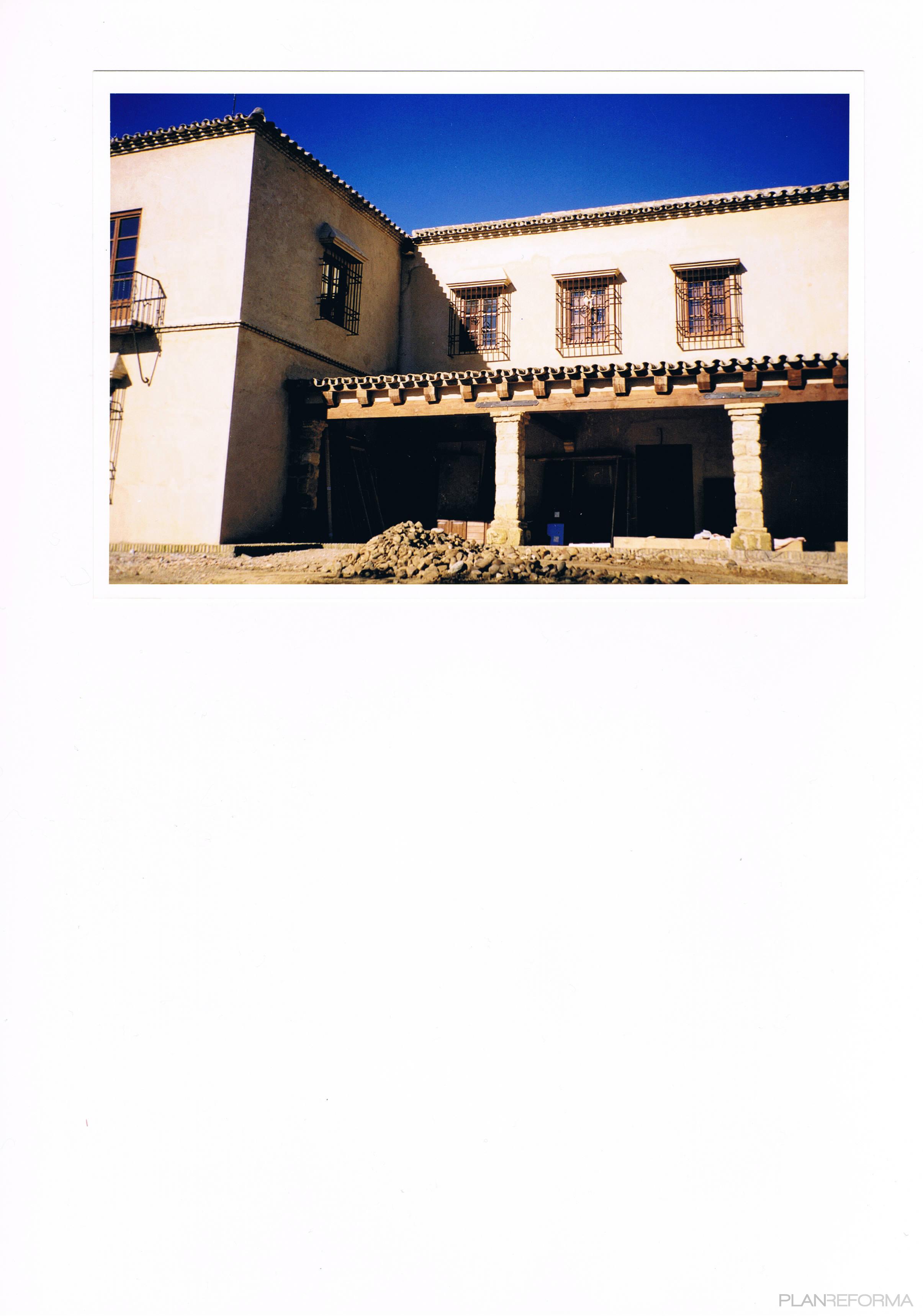 Recibidor, Exterior style tradicional color beige, beige  diseñado por Alberto Romero-Brouard Martínez | Arquitecto 