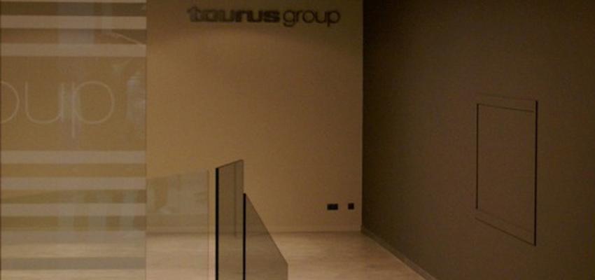 Oficina, Sala de conferencias style moderno color beige, beige, marron  diseñado por albert roselló | Interiorista 