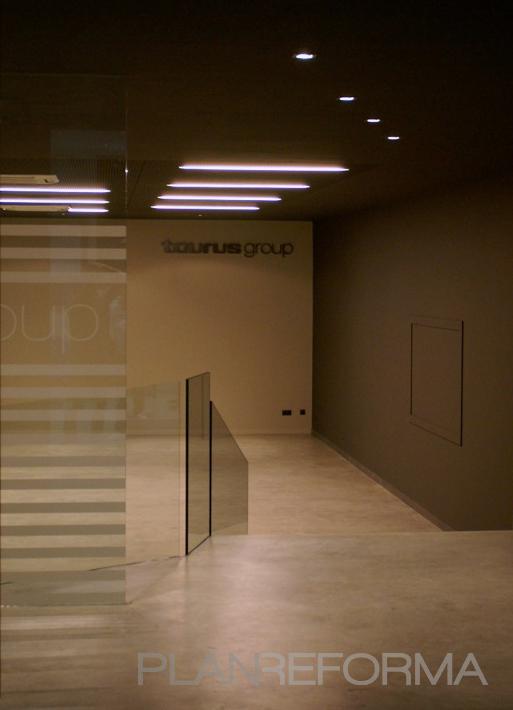 Oficina, Sala de conferencias style moderno color beige, beige, marron  diseñado por albert roselló | Interiorista 