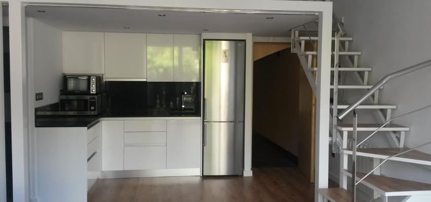 Cocina Estilo moderno Color blanco, gris, plateado  diseñado por Habitium SL | Gremio 