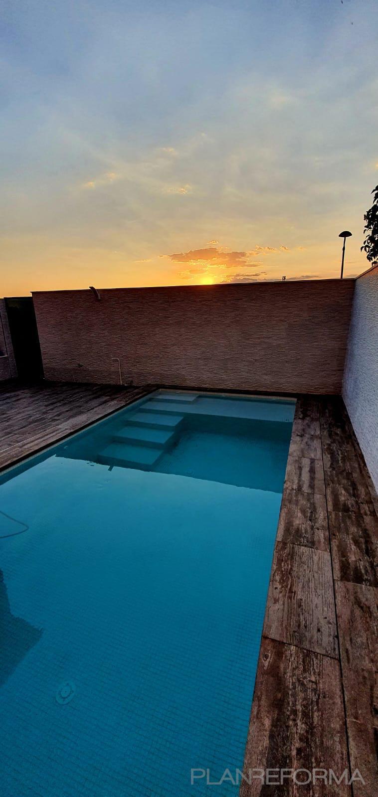 Piscina Estilo moderno Color azul oscuro  diseñado por Jose Antonio Martin González | Reformista, constructor | Copyright Vistas de la piscina exterior de una obra nueva.