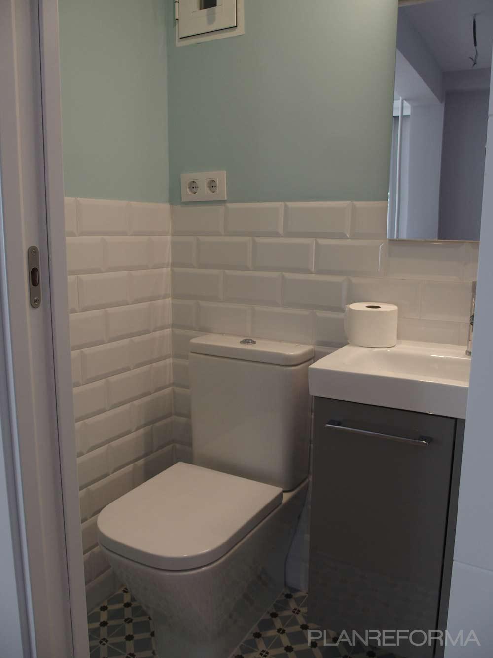 Baño style vintage color azul cielo, blanco, gris, negro