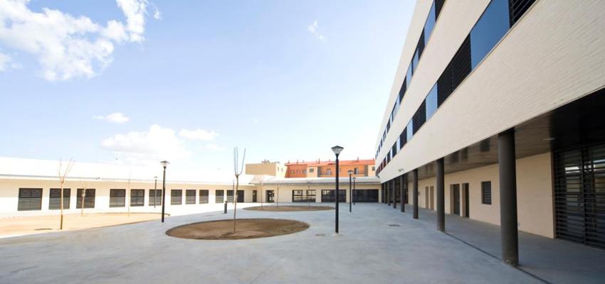 Exterior, Niños style moderno color azul cielo, beige, blanco, gris, negro  diseñado por Nicolás Serrano Aulló | Arquitecto | Copyright Nicolás Serrano Aulló