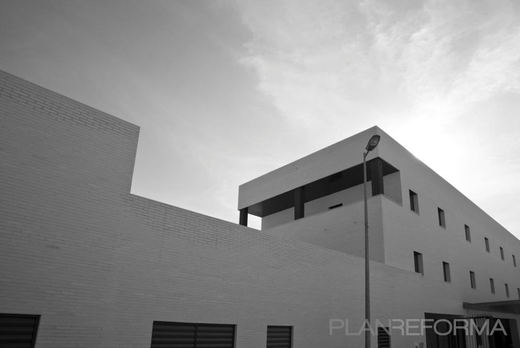 Exterior style moderno color blanco, gris, gris, negro  diseñado por Nicolás Serrano Aulló | Arquitecto | Copyright Nicolás Serrano Aulló