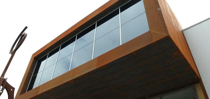Exterior, Oficina style moderno color marron, ocre, blanco  diseñado por Nicolás Serrano Aulló | Arquitecto | Copyright Nicolás Serrano Aulló