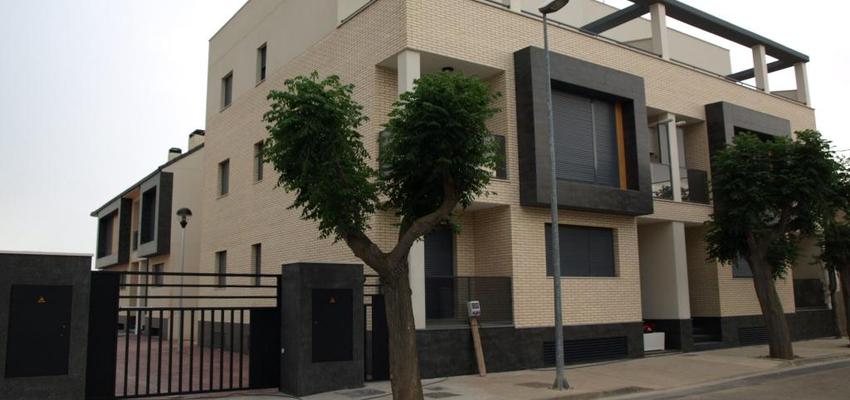 Exterior style moderno color beige, marron, negro  diseñado por Nicolás Serrano Aulló | Arquitecto | Copyright Nicolás Serrano Aulló