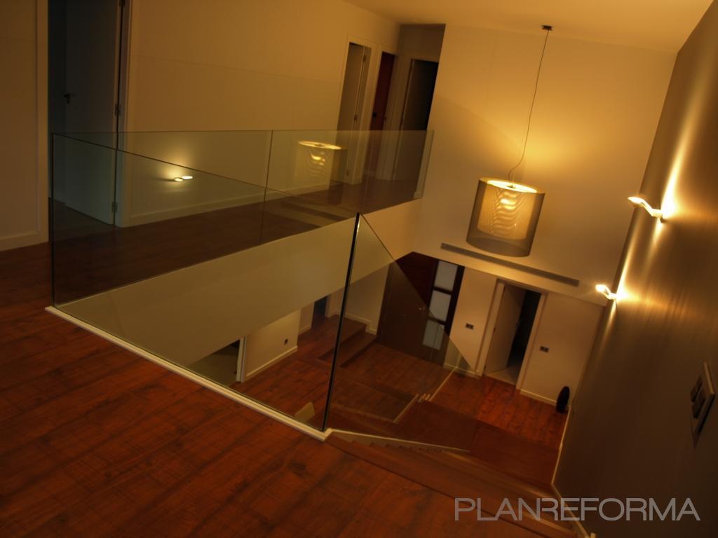 Pasillo, Escalera style moderno color marron, marron, marron  diseñado por Nicolás Serrano Aulló | Arquitecto | Copyright Nicolás Serrano Aulló