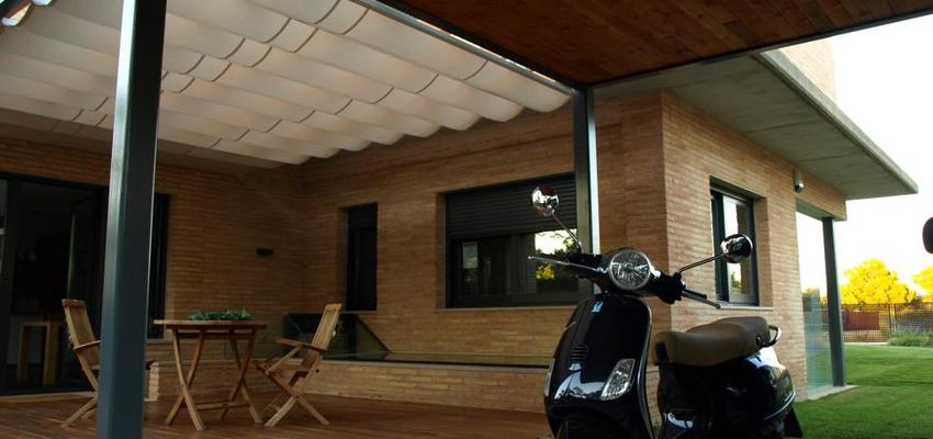 Porche, Exterior, Galería style moderno color marron, ocre, beige, marron, blanco, gris  diseñado por Nicolás Serrano Aulló | Arquitecto | Copyright Nicolás Serrano Aulló