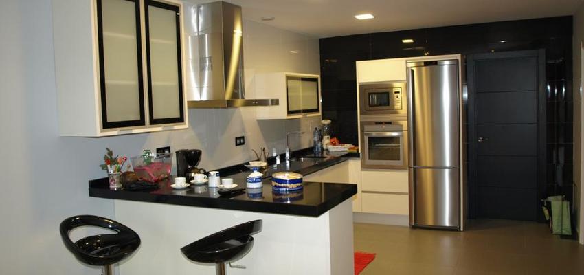 Oficina style moderno color marron, blanco, negro  diseñado por Nicolás Serrano Aulló | Arquitecto | Copyright Nicolás Serrano Aulló