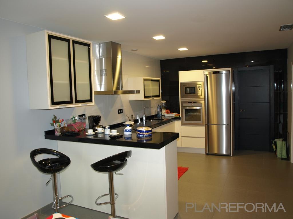 Oficina style moderno color marron, blanco, negro  diseñado por Nicolás Serrano Aulló | Arquitecto | Copyright Nicolás Serrano Aulló